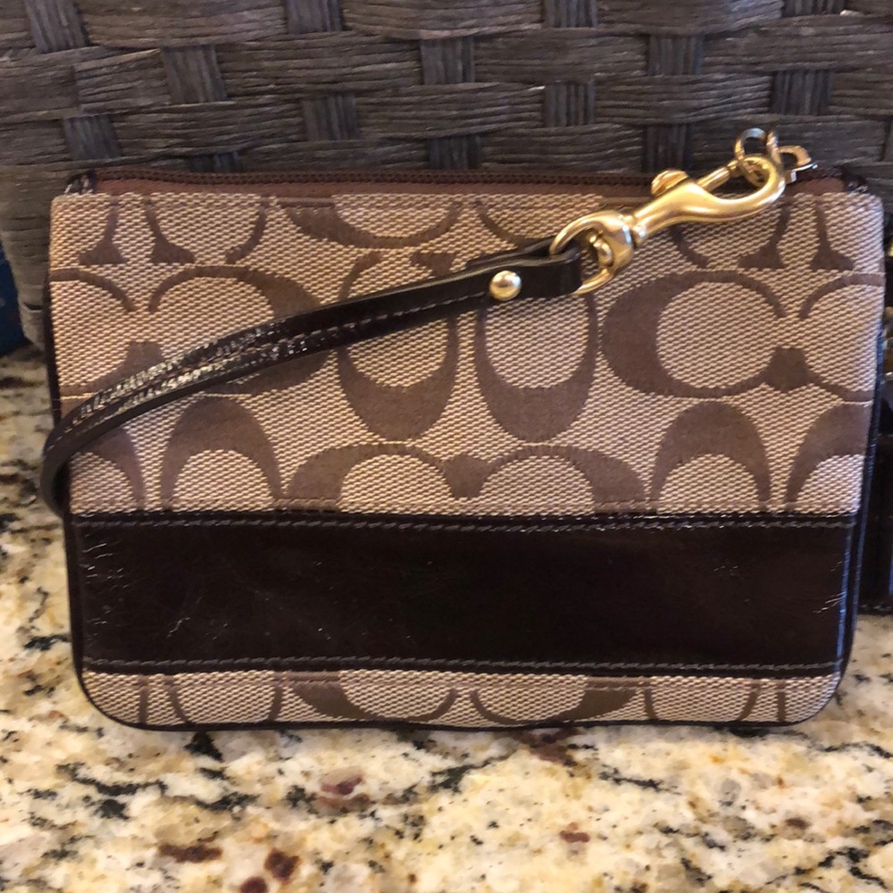 E0849-41637 COACH Wristlet